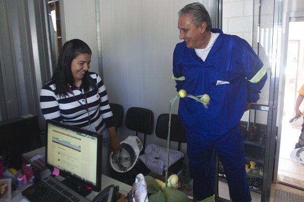O técnico do Corinthians Tite foi hoje pela manhã na Arena Corinthians cumprir um dia de trabalho, promessa feita durante a campanha, se ganhasse a Copa Libertadores da América 2012, antes do treino realizado esta tarde no CT Joaquim Grava, localizado no Parque Ecológico do Tiete. O próximo jogo da equipe será domingo, 29/07, contra o Bahia/BA, no Pituacu, válido pela 13ª rodada do Campeonato Brasileiro de 2012