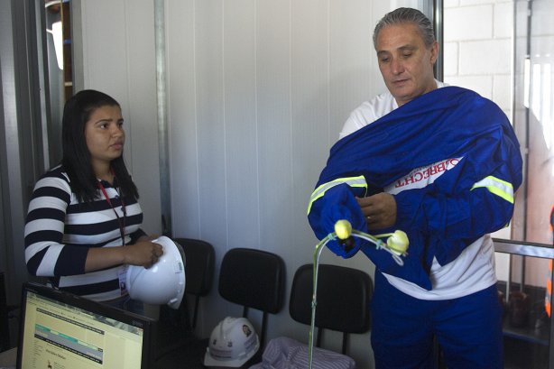 O técnico do Corinthians Tite foi hoje pela manhã na Arena Corinthians cumprir um dia de trabalho, promessa feita durante a campanha, se ganhasse a Copa Libertadores da América 2012, antes do treino realizado esta tarde no CT Joaquim Grava, localizado no Parque Ecológico do Tiete. O próximo jogo da equipe será domingo, 29/07, contra o Bahia/BA, no Pituacu, válido pela 13ª rodada do Campeonato Brasileiro de 2012