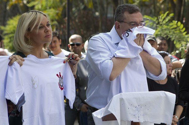 O presidente Mario Gobbi inaugura um busto em homenagem ao ex-jogador Socrates na Praca da Liberdade, no Parque São Jorge, ao lado da viuva Katia Bagnarelli, esta manhã São Paulo / SP - Brasil - 28/07/2012