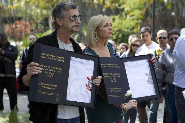 O presidente Mario Gobbi inaugura um busto em homenagem ao ex-jogador Socrates na Praca da Liberdade, no Parque São Jorge, ao lado da viuva Katia Bagnarelli, esta manhã São Paulo / SP - Brasil - 28/07/2012