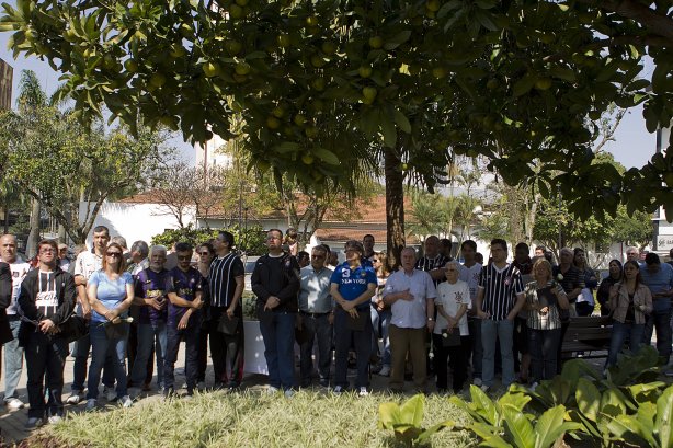 O presidente Mario Gobbi inaugura um busto em homenagem ao ex-jogador Socrates na Praca da Liberdade, no Parque São Jorge, ao lado da viuva Katia Bagnarelli, esta manhã São Paulo / SP - Brasil - 28/07/2012