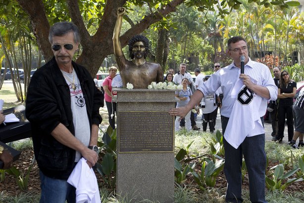 O presidente Mario Gobbi inaugura um busto em homenagem ao ex-jogador Socrates na Praca da Liberdade, no Parque São Jorge, ao lado da viuva Katia Bagnarelli, esta manhã São Paulo / SP - Brasil - 28/07/2012