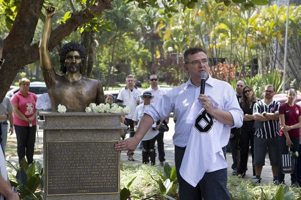 O presidente Mario Gobbi inaugura um busto em homenagem ao ex-jogador Socrates na Praca da Liberdade, no Parque São Jorge, ao lado da viuva Katia Bagnarelli, esta manhã São Paulo / SP - Brasil - 28/07/2012