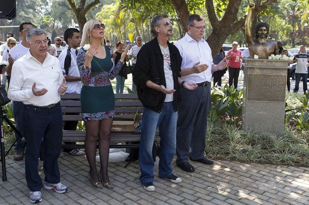 O presidente Mario Gobbi inaugura um busto em homenagem ao ex-jogador Socrates na Praca da Liberdade, no Parque São Jorge, ao lado da viuva Katia Bagnarelli, esta manhã São Paulo / SP - Brasil - 28/07/2012