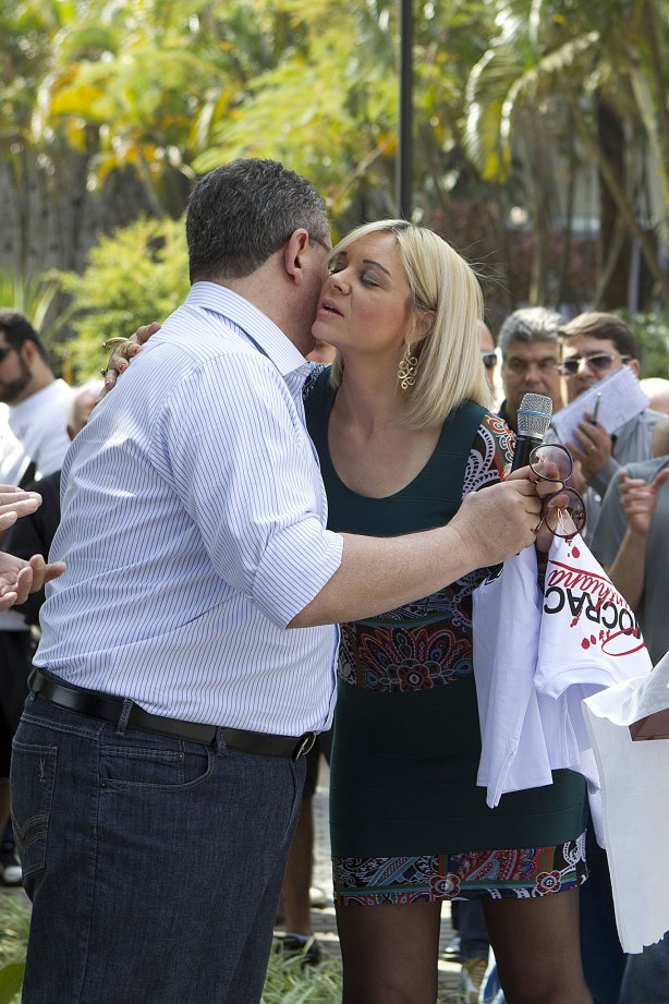O presidente Mario Gobbi inaugura um busto em homenagem ao ex-jogador Socrates na Praca da Liberdade, no Parque São Jorge, ao lado da viuva Katia Bagnarelli, esta manhã São Paulo / SP - Brasil - 28/07/2012