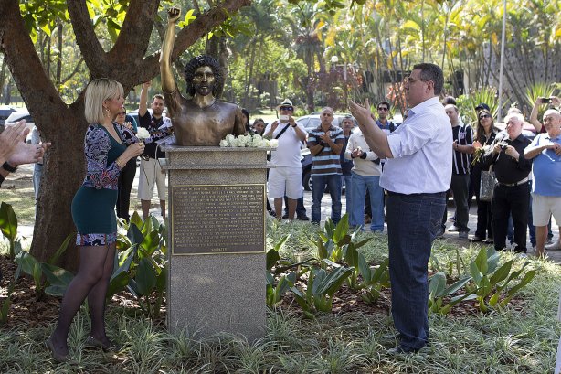 O presidente Mario Gobbi inaugura um busto em homenagem ao ex-jogador Socrates na Praca da Liberdade, no Parque São Jorge, ao lado da viuva Katia Bagnarelli, esta manhã São Paulo / SP - Brasil - 28/07/2012
