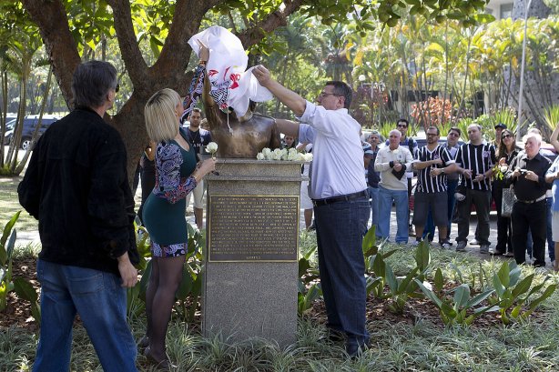 O presidente Mario Gobbi inaugura um busto em homenagem ao ex-jogador Socrates na Praca da Liberdade, no Parque São Jorge, ao lado da viuva Katia Bagnarelli, esta manhã São Paulo / SP - Brasil - 28/07/2012