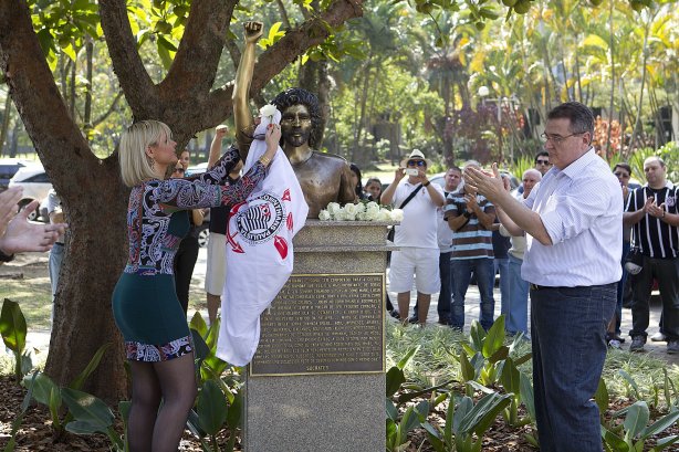 O presidente Mario Gobbi inaugura um busto em homenagem ao ex-jogador Socrates na Praca da Liberdade, no Parque São Jorge, ao lado da viuva Katia Bagnarelli, esta manhã São Paulo / SP - Brasil - 28/07/2012