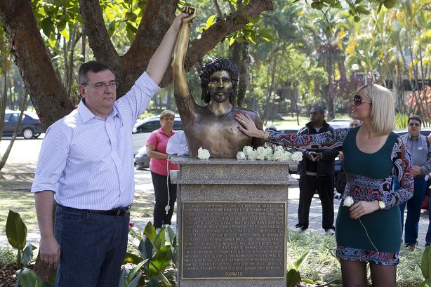 O presidente Mario Gobbi inaugura um busto em homenagem ao ex-jogador Socrates na Praca da Liberdade, no Parque São Jorge, ao lado da viuva Katia Bagnarelli, esta manhã São Paulo / SP - Brasil - 28/07/2012