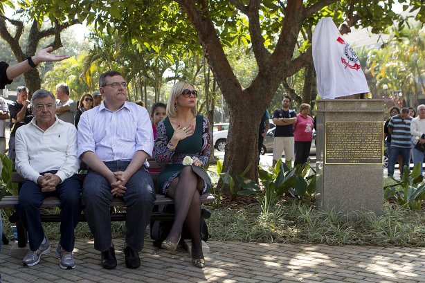 O presidente Mario Gobbi inaugura um busto em homenagem ao ex-jogador Socrates na Praca da Liberdade, no Parque São Jorge, ao lado da viuva Katia Bagnarelli, esta manhã São Paulo / SP - Brasil - 28/07/2012