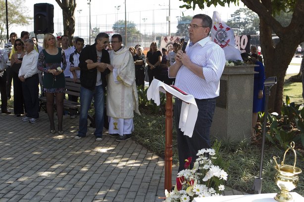 O presidente Mario Gobbi inaugura um busto em homenagem ao ex-jogador Socrates na Praca da Liberdade, no Parque São Jorge, ao lado da viuva Katia Bagnarelli, esta manhã São Paulo / SP - Brasil - 28/07/2012
