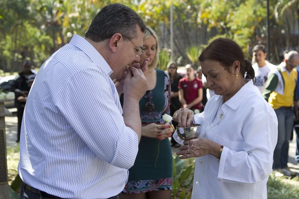 O presidente Mario Gobbi inaugura um busto em homenagem ao ex-jogador Socrates na Praca da Liberdade, no Parque São Jorge, ao lado da viuva Katia Bagnarelli, esta manhã São Paulo / SP - Brasil - 28/07/2012