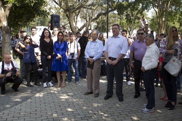 O presidente Mario Gobbi inaugura um busto em homenagem ao ex-jogador Socrates na Praca da Liberdade, no Parque São Jorge, ao lado da viuva Katia Bagnarelli, esta manhã São Paulo / SP - Brasil - 28/07/2012