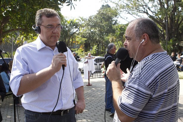 O presidente Mario Gobbi inaugura um busto em homenagem ao ex-jogador Socrates na Praca da Liberdade, no Parque São Jorge, ao lado da viuva Katia Bagnarelli, esta manhã São Paulo / SP - Brasil - 28/07/2012
