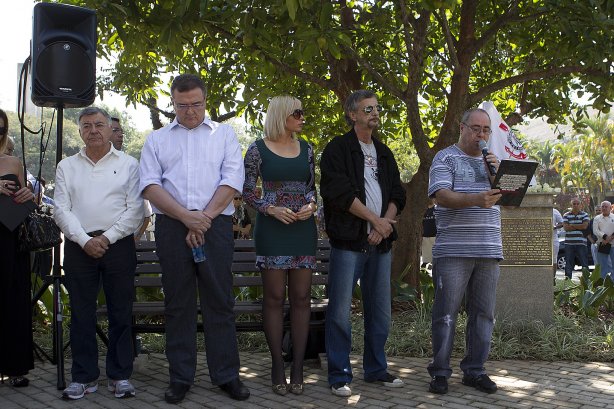O presidente Mario Gobbi inaugura um busto em homenagem ao ex-jogador Socrates na Praca da Liberdade, no Parque São Jorge, ao lado da viuva Katia Bagnarelli, esta manhã São Paulo / SP - Brasil - 28/07/2012