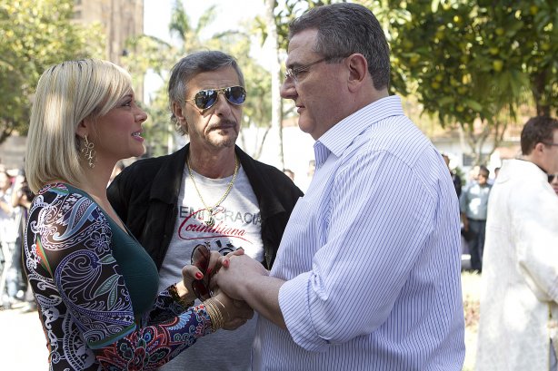 O presidente Mario Gobbi inaugura um busto em homenagem ao ex-jogador Socrates na Praca da Liberdade, no Parque São Jorge, ao lado da viuva Katia Bagnarelli, esta manhã São Paulo / SP - Brasil - 28/07/2012