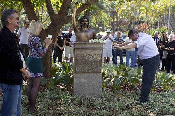 O presidente Mario Gobbi inaugura um busto em homenagem ao ex-jogador Socrates na Praca da Liberdade, no Parque São Jorge, ao lado da viuva Katia Bagnarelli, esta manhã São Paulo / SP - Brasil - 28/07/2012