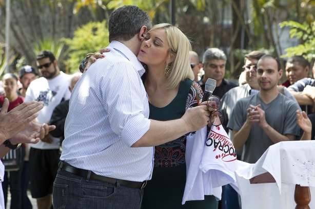O presidente Mario Gobbi inaugura um busto em homenagem ao ex-jogador Socrates na Praca da Liberdade, no Parque São Jorge, ao lado da viuva Katia Bagnarelli, esta manhã São Paulo / SP - Brasil - 28/07/2012
