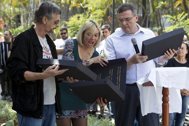 O presidente Mario Gobbi inaugura um busto em homenagem ao ex-jogador Socrates na Praca da Liberdade, no Parque São Jorge, ao lado da viuva Katia Bagnarelli, esta manhã São Paulo / SP - Brasil - 28/07/2012