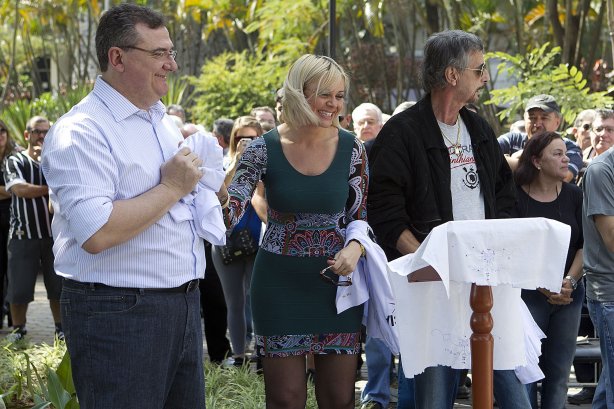 O presidente Mario Gobbi inaugura um busto em homenagem ao ex-jogador Socrates na Praca da Liberdade, no Parque São Jorge, ao lado da viuva Katia Bagnarelli, esta manhã São Paulo / SP - Brasil - 28/07/2012