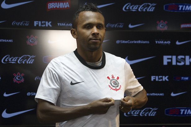 O diretor de futebol adjunto Duilio Monteiro Alves apresenta o meia Chiquinho, ex-Ipatinga, logo após o treino realizado esta tarde no CT Joaquim Grava, localizado no Parque Ecológico do Tiete. O próximo jogo da equipe será domingo, 25/08, contra o São Paulo, no Pacaembu, válido pela 19ª rodada do Campeonato Brasileiro de 2012