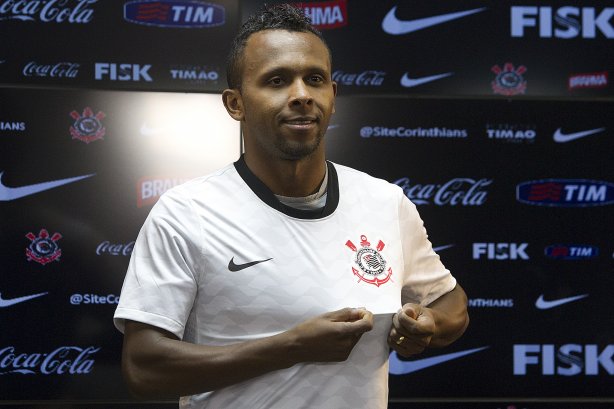 O diretor de futebol adjunto Duilio Monteiro Alves apresenta o meia Chiquinho, ex-Ipatinga, logo após o treino realizado esta tarde no CT Joaquim Grava, localizado no Parque Ecológico do Tiete. O próximo jogo da equipe será domingo, 25/08, contra o São Paulo, no Pacaembu, válido pela 19ª rodada do Campeonato Brasileiro de 2012