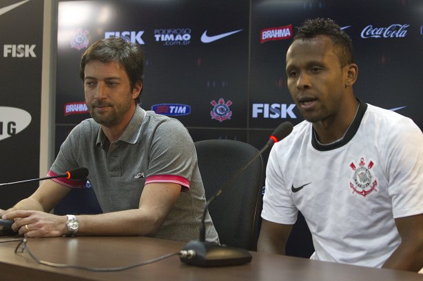 O diretor de futebol adjunto Duilio Monteiro Alves apresenta o meia Chiquinho, ex-Ipatinga, logo após o treino realizado esta tarde no CT Joaquim Grava, localizado no Parque Ecológico do Tiete. O próximo jogo da equipe será domingo, 25/08, contra o São Paulo, no Pacaembu, válido pela 19ª rodada do Campeonato Brasileiro de 2012