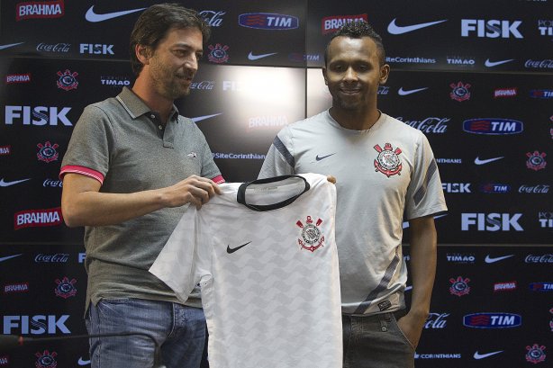O diretor de futebol adjunto Duilio Monteiro Alves apresenta o meia Chiquinho, ex-Ipatinga, logo após o treino realizado esta tarde no CT Joaquim Grava, localizado no Parque Ecológico do Tiete. O próximo jogo da equipe será domingo, 25/08, contra o São Paulo, no Pacaembu, válido pela 19ª rodada do Campeonato Brasileiro de 2012