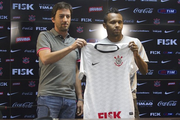 O diretor de futebol adjunto Duilio Monteiro Alves apresenta o meia Chiquinho, ex-Ipatinga, logo após o treino realizado esta tarde no CT Joaquim Grava, localizado no Parque Ecológico do Tiete. O próximo jogo da equipe será domingo, 25/08, contra o São Paulo, no Pacaembu, válido pela 19ª rodada do Campeonato Brasileiro de 2012