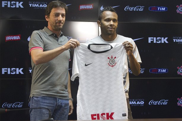 O diretor de futebol adjunto Duilio Monteiro Alves apresenta o meia Chiquinho, ex-Ipatinga, logo após o treino realizado esta tarde no CT Joaquim Grava, localizado no Parque Ecológico do Tiete. O próximo jogo da equipe será domingo, 25/08, contra o São Paulo, no Pacaembu, válido pela 19ª rodada do Campeonato Brasileiro de 2012