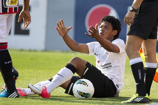 Durante a partida entre Corinthians x São Paulo, realizada esta tarde no estádio do Pacaembu, jogo válido pela 19ª rodada do Campeonato Brasileiro de 2012
