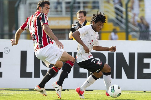 Durante a partida entre Corinthians x São Paulo, realizada esta tarde no estádio do Pacaembu, jogo válido pela 19ª rodada do Campeonato Brasileiro de 2012