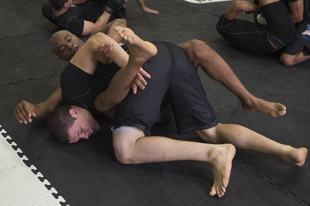 O lutador de MMA, Anderson Silva durante treinamento esta manhã na academia do Parque São Jorge