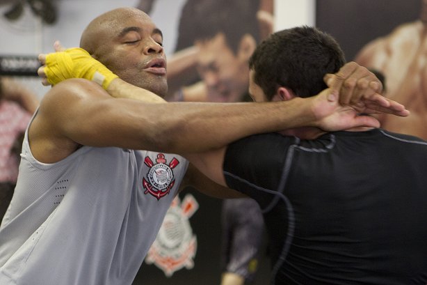 O lutador de MMA, Anderson Silva durante treinamento esta manhã na academia do Parque São Jorge