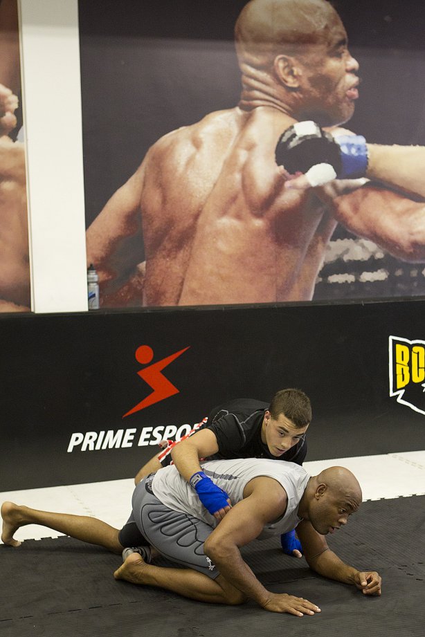 O lutador de MMA, Anderson Silva durante treinamento esta manhã na academia do Parque São Jorge