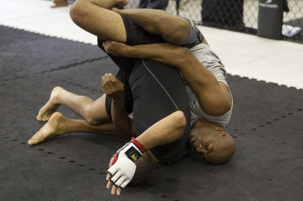 O lutador de MMA, Anderson Silva durante treinamento esta manhã na academia do Parque São Jorge