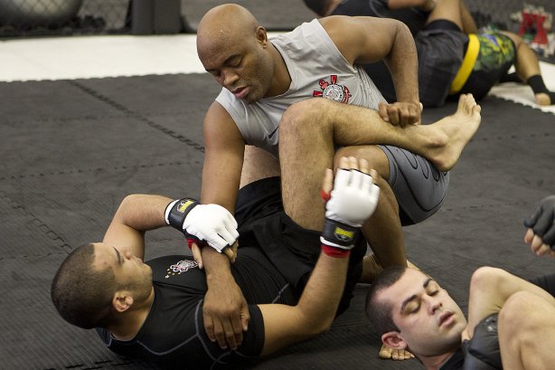 O lutador de MMA, Anderson Silva durante treinamento esta manhã na academia do Parque São Jorge
