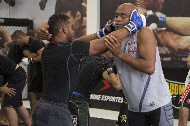 O lutador de MMA, Anderson Silva durante treinamento esta manhã na academia do Parque São Jorge