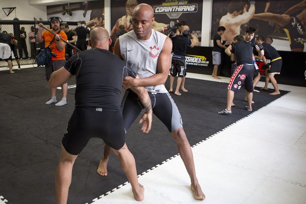 O lutador de MMA, Anderson Silva durante treinamento esta manhã na academia do Parque São Jorge