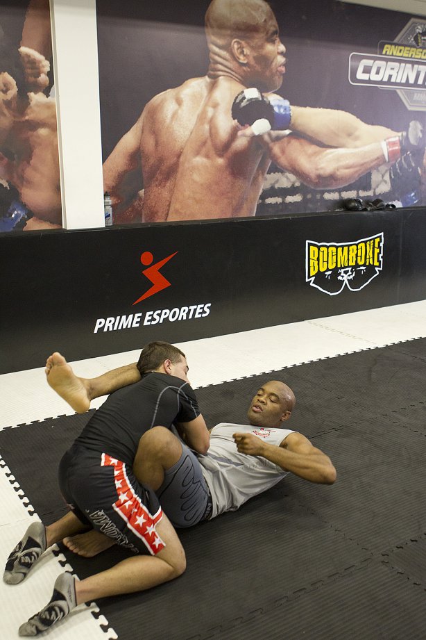 O lutador de MMA, Anderson Silva durante treinamento esta manhã na academia do Parque São Jorge