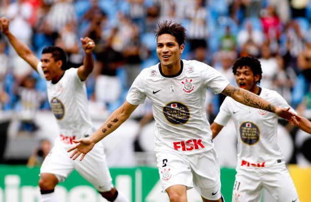 Guerrero do Corinthians comemora após marca gol contra a equipe do Botafogo durante partida válida pelo Campeonato Brasileiro realizado no estádio do Engenhão