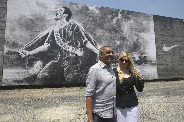 O ex-jogador Basilio inaugura o painel que lembra seu gol em 1977, junto com a viuva do ex-jogador Socrates, após o treino realizado esta manhã no CT Joaquim Grava, localizado no Parque Ecológico do Tiete. O próximo jogo da equipe será quarta-feira, dia 10/10 contra o Flamengo, no Pacaembu, válido pela 29ª rodada do Campeonato Brasileiro de 2012