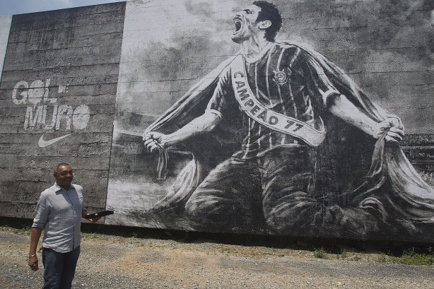 O ex-jogador Basilio inaugura o painel que lembra seu gol em 1977, junto com a viuva do ex-jogador Socrates, após o treino realizado esta manhã no CT Joaquim Grava, localizado no Parque Ecológico do Tiete. O próximo jogo da equipe será quarta-feira, dia 10/10 contra o Flamengo, no Pacaembu, válido pela 29ª rodada do Campeonato Brasileiro de 2012
