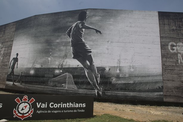 O ex-jogador Basilio inaugura o painel que lembra seu gol em 1977, junto com a viuva do ex-jogador Socrates, após o treino realizado esta manhã no CT Joaquim Grava, localizado no Parque Ecológico do Tiete. O próximo jogo da equipe será quarta-feira, dia 10/10 contra o Flamengo, no Pacaembu, válido pela 29ª rodada do Campeonato Brasileiro de 2012