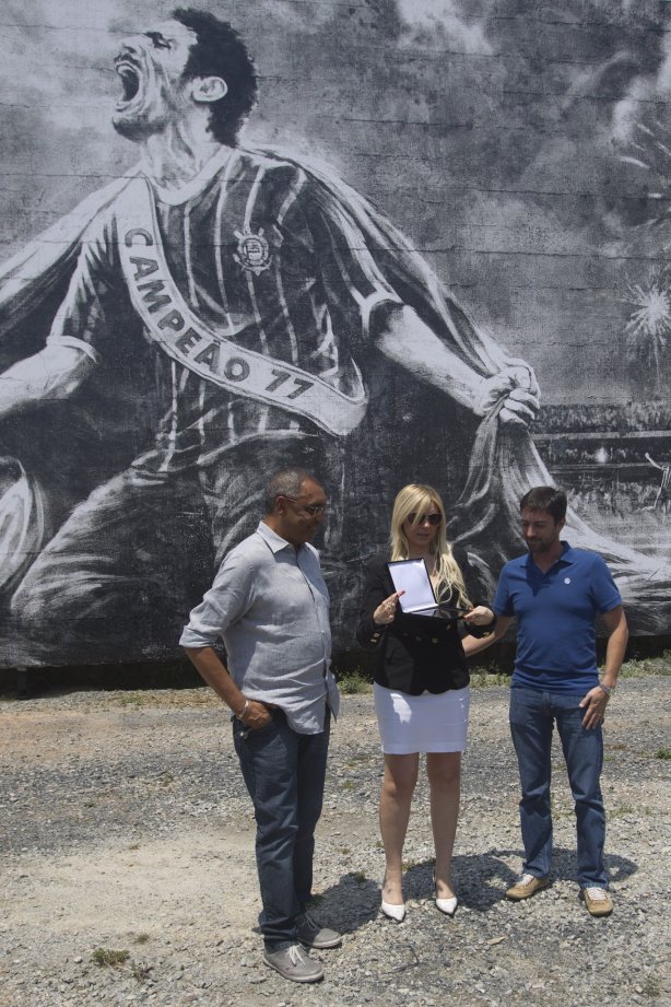 O ex-jogador Basilio inaugura o painel que lembra seu gol em 1977, junto com a viuva do ex-jogador Socrates, após o treino realizado esta manhã no CT Joaquim Grava, localizado no Parque Ecológico do Tiete. O próximo jogo da equipe será quarta-feira, dia 10/10 contra o Flamengo, no Pacaembu, válido pela 29ª rodada do Campeonato Brasileiro de 2012