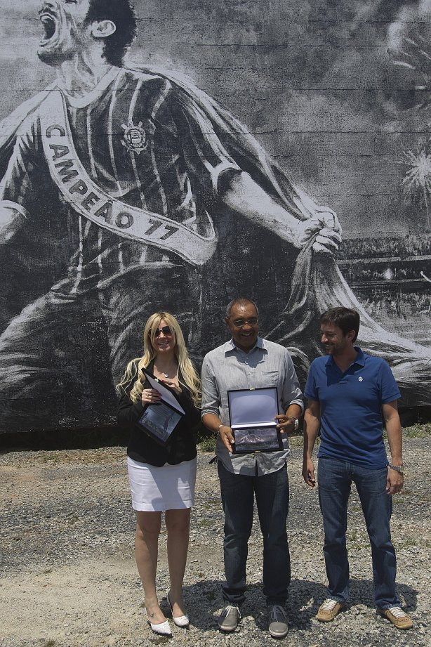 O ex-jogador Basilio inaugura o painel que lembra seu gol em 1977, junto com a viuva do ex-jogador Socrates, após o treino realizado esta manhã no CT Joaquim Grava, localizado no Parque Ecológico do Tiete. O próximo jogo da equipe será quarta-feira, dia 10/10 contra o Flamengo, no Pacaembu, válido pela 29ª rodada do Campeonato Brasileiro de 2012