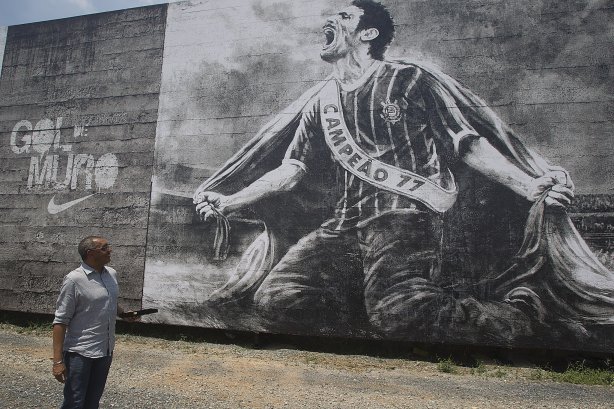 O ex-jogador Basilio inaugura o painel que lembra seu gol em 1977, junto com a viuva do ex-jogador Socrates, após o treino realizado esta manhã no CT Joaquim Grava, localizado no Parque Ecológico do Tiete. O próximo jogo da equipe será quarta-feira, dia 10/10 contra o Flamengo, no Pacaembu, válido pela 29ª rodada do Campeonato Brasileiro de 2012