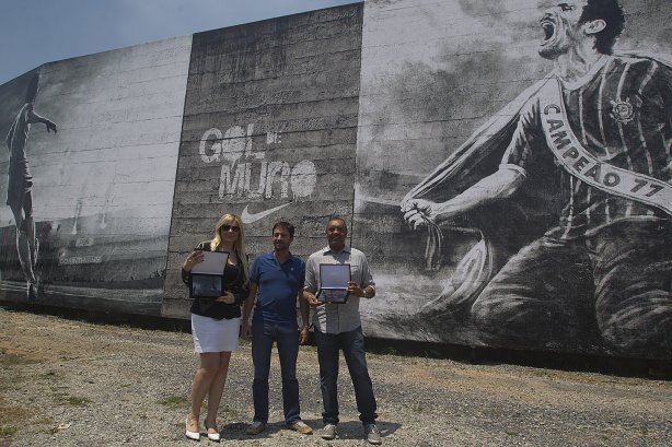 O ex-jogador Basilio inaugura o painel que lembra seu gol em 1977, junto com a viuva do ex-jogador Socrates, após o treino realizado esta manhã no CT Joaquim Grava, localizado no Parque Ecológico do Tiete. O próximo jogo da equipe será quarta-feira, dia 10/10 contra o Flamengo, no Pacaembu, válido pela 29ª rodada do Campeonato Brasileiro de 2012