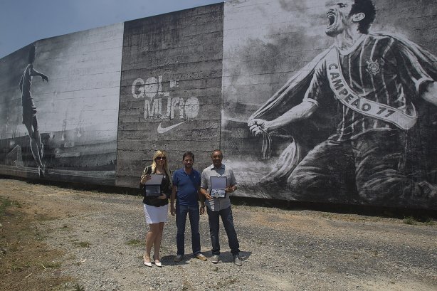 O ex-jogador Basilio inaugura o painel que lembra seu gol em 1977, junto com a viuva do ex-jogador Socrates, após o treino realizado esta manhã no CT Joaquim Grava, localizado no Parque Ecológico do Tiete. O próximo jogo da equipe será quarta-feira, dia 10/10 contra o Flamengo, no Pacaembu, válido pela 29ª rodada do Campeonato Brasileiro de 2012