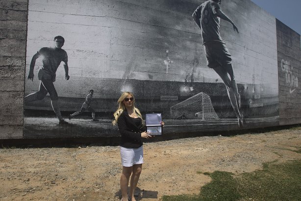 O ex-jogador Basilio inaugura o painel que lembra seu gol em 1977, junto com a viuva do ex-jogador Socrates, após o treino realizado esta manhã no CT Joaquim Grava, localizado no Parque Ecológico do Tiete. O próximo jogo da equipe será quarta-feira, dia 10/10 contra o Flamengo, no Pacaembu, válido pela 29ª rodada do Campeonato Brasileiro de 2012